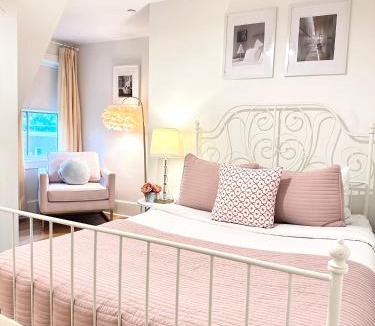 College Hill Apartment | College Hill 2BR, Academic Visits, Free Parking, Walk to Brown and RISD