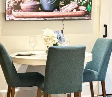 College Hill Apartment | College Hill 2BR, Academic Visits, Free Parking, Walk to Brown and RISD