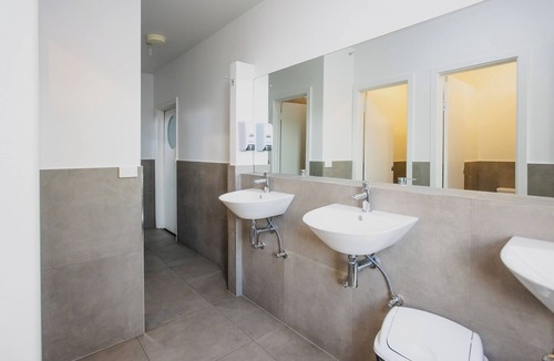 Prahran Hostel | College Lawn Hotel - Hostel