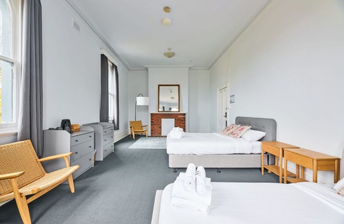 Prahran Hostel | College Lawn Hotel - Hostel