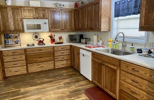 Lake Charles House | College St B&B -Close to Casinos/Pet Friendly!