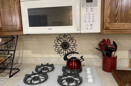 Lake Charles House | College St B&B -Close to Casinos/Pet Friendly!