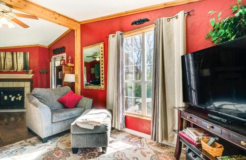 Wellborn House | College Station Getaway w/Hot Tub & Courtyard!