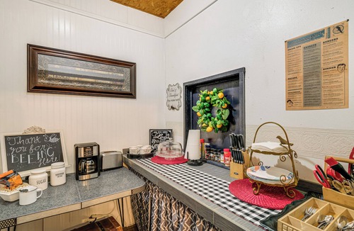 Wellborn House | College Station Getaway w/Hot Tub & Courtyard!