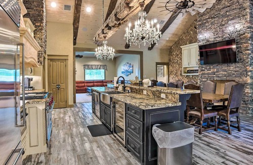 Wellborn House | College Station Getaway w/ Pool Table + Bar!