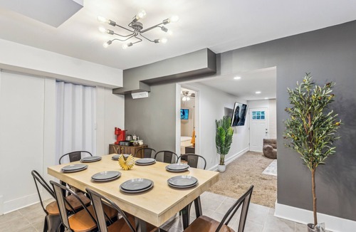 College Hill House | CollegeHill ~ King, Firepit, Theater ~ NearWesley and Wichita Downtown