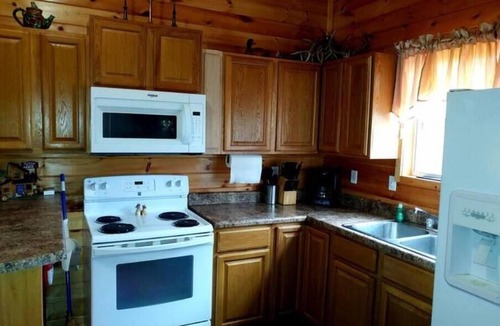 Montier Cabin | Collier Cabin in Pine Hollow ~ Eminence, MOnn