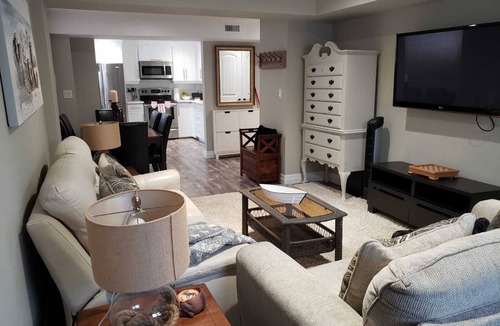 Collingwood House | Collingwood/Blue Mountain Gorgeous 2 bedroom Suite with Kitchen, LR, Dine.