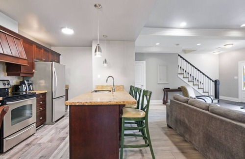 Collingwood Condo | Collingwood Hideaway for 6 | 10 Mins to Blue Mtn