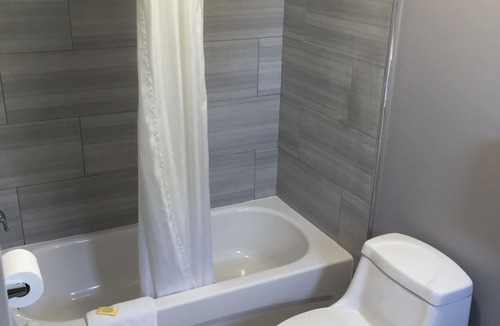 Clearview Township Hotel | Collingwood Motel