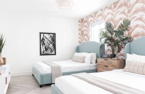 South Beach Bed & Breakfast | Collins Ave. Suites Double Beds Beach & Nightlife!