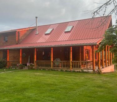 Molalla Cabin | Collins Pond and Lodge