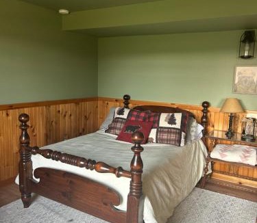 Molalla Cabin | Collins Pond and Lodge