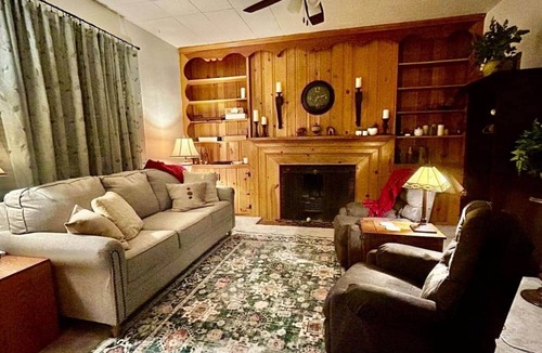Hastings Apartment | Collosal Craftsman-4 BR, 9 Beds-Sleeps 1 to 14!