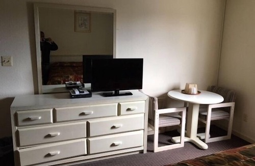 East Windsor Hotel | Colonade Motel