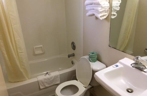 East Windsor Hotel | Colonade Motel