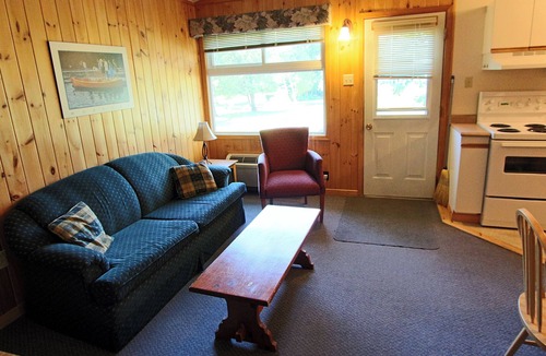 Lake of Bays Hotel | Colonial Bay Motel and Cottages