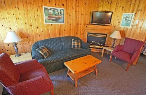 Lake of Bays Hotel | Colonial Bay Motel and Cottages