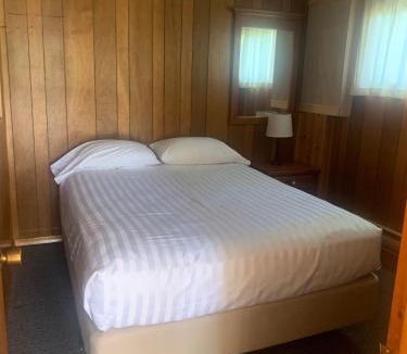 Lake of Bays Hotel | Colonial Bay Motel and Cottages