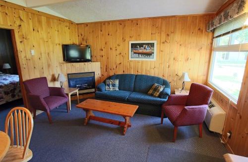 Lake of Bays Hotel | Colonial Bay Motel and Cottages