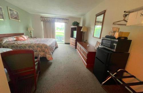 Morton Hotel | Colonial Brick Inn & Suites