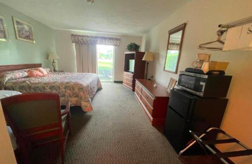 Morton Hotel | Colonial Brick Inn & Suites