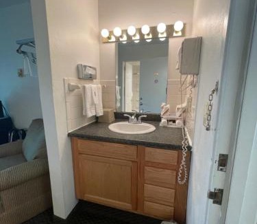 Morton Hotel | Colonial Brick Inn & Suites