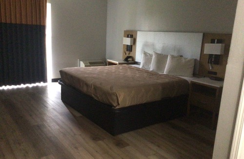 Morton Hotel | Colonial Brick Inn & Suites