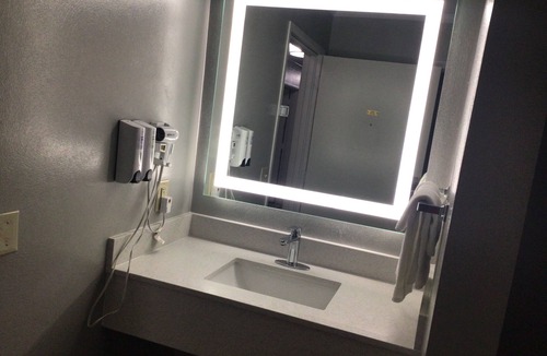 Morton Hotel | Colonial Brick Inn & Suites