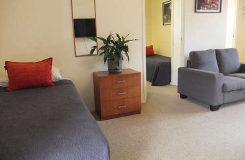 Cambridge Hotel | Colonial Court Motel