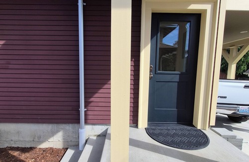 Northwest Everett Apartment | Colonial Flat in NW Everett