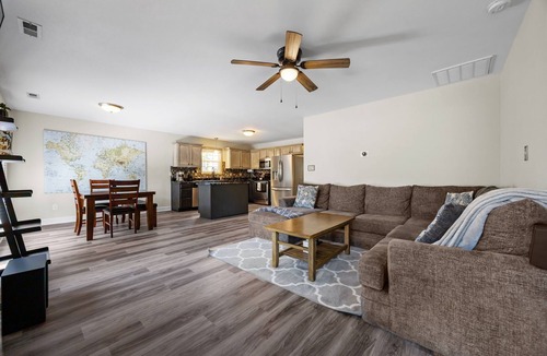 Olivia House | Colonial Hills Hideaway