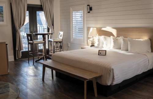 Grand Bend Hotel | Colonial Hotel & Suites
