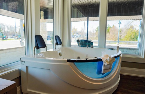 Grand Bend Hotel | Colonial Hotel & Suites