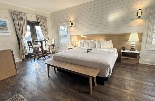 Grand Bend Hotel | Colonial Hotel & Suites