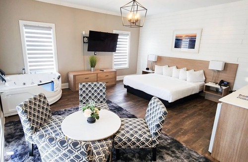 Grand Bend Hotel | Colonial Hotel & Suites - Executive Jacuzzi Suite