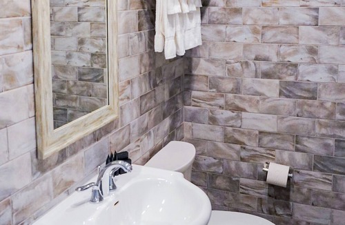 Grand Bend Hotel | Colonial Hotel & Suites - Triple Queen