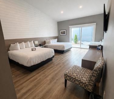 Grand Bend Hotel | Colonial Hotel & Suites