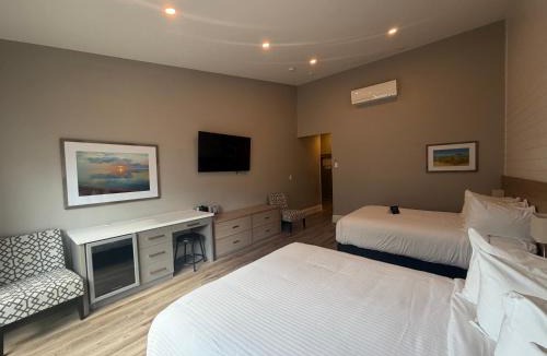 Grand Bend Hotel | Colonial Hotel & Suites