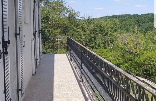 Vianne House | Colonial house surrounded by cliffs and trees