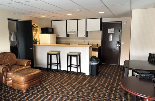 Ellsworth Hotel | Colonial Inn Ellsworth