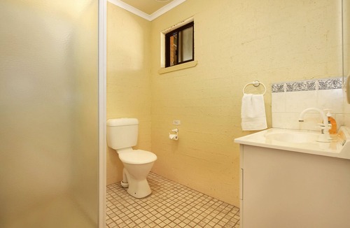 Allans Flat House | Colonial Inn Guest Rooms