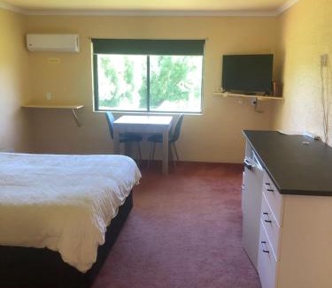 Allans Flat Hotel | Colonial Inn Guest Rooms