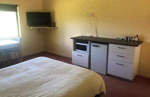 Allans Flat Hotel | Colonial Inn Guest Rooms