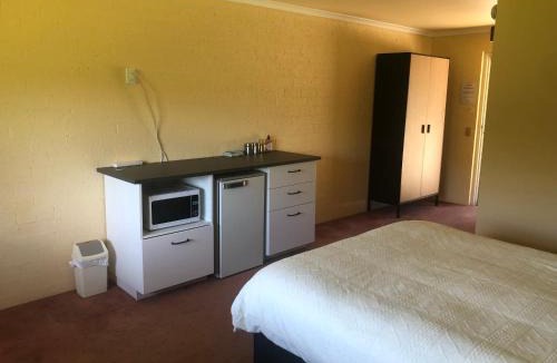 Allans Flat Hotel | Colonial Inn Guest Rooms