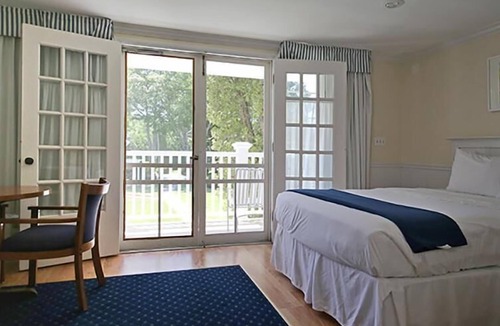 Harbor Springs Hotel | Colonial Inn in Harbor Springs