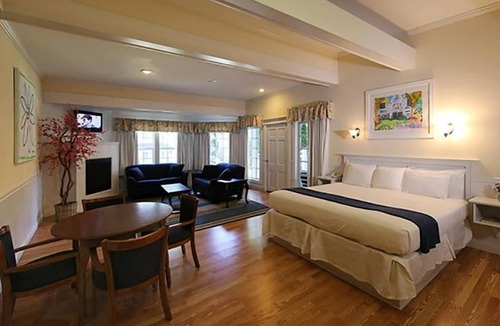 Harbor Springs Hotel | Colonial Inn in Harbor Springs