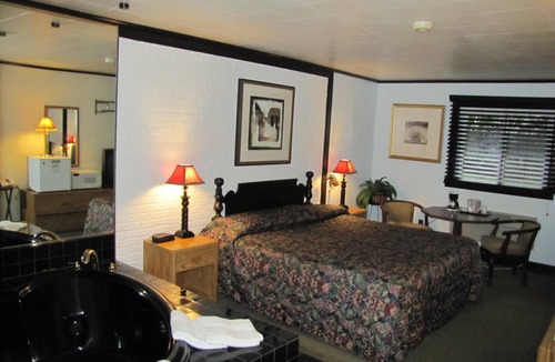 Mercer Hotel | Colonial Inn Motel