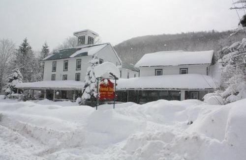 Pine Hill Hotel | Colonial Inn