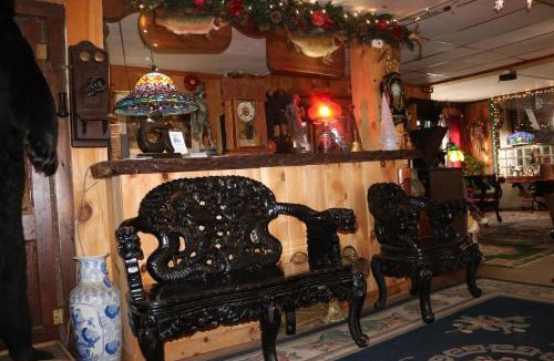 Pine Hill Hotel | Colonial Inn